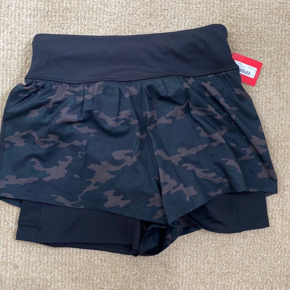NWT spanx the get moving short, camo